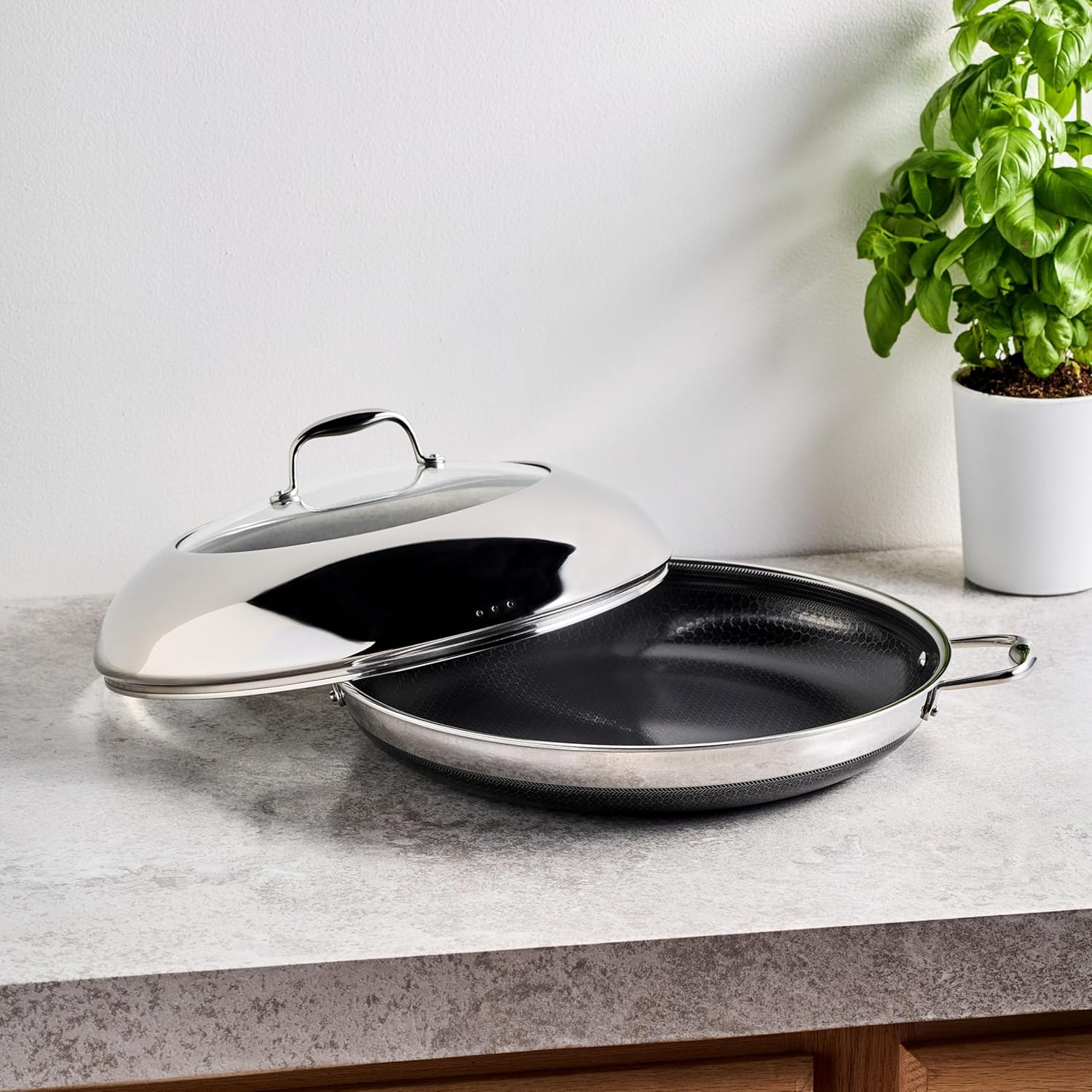HexClad Hybrid Nonstick 25 cm Frying Pan with Tempered Glass Lid, Stay-Cool Handle, Dishwasher-Friendly, Oven-Safe Up to 480°C, Induction Ready, Compatible with All Cooktops