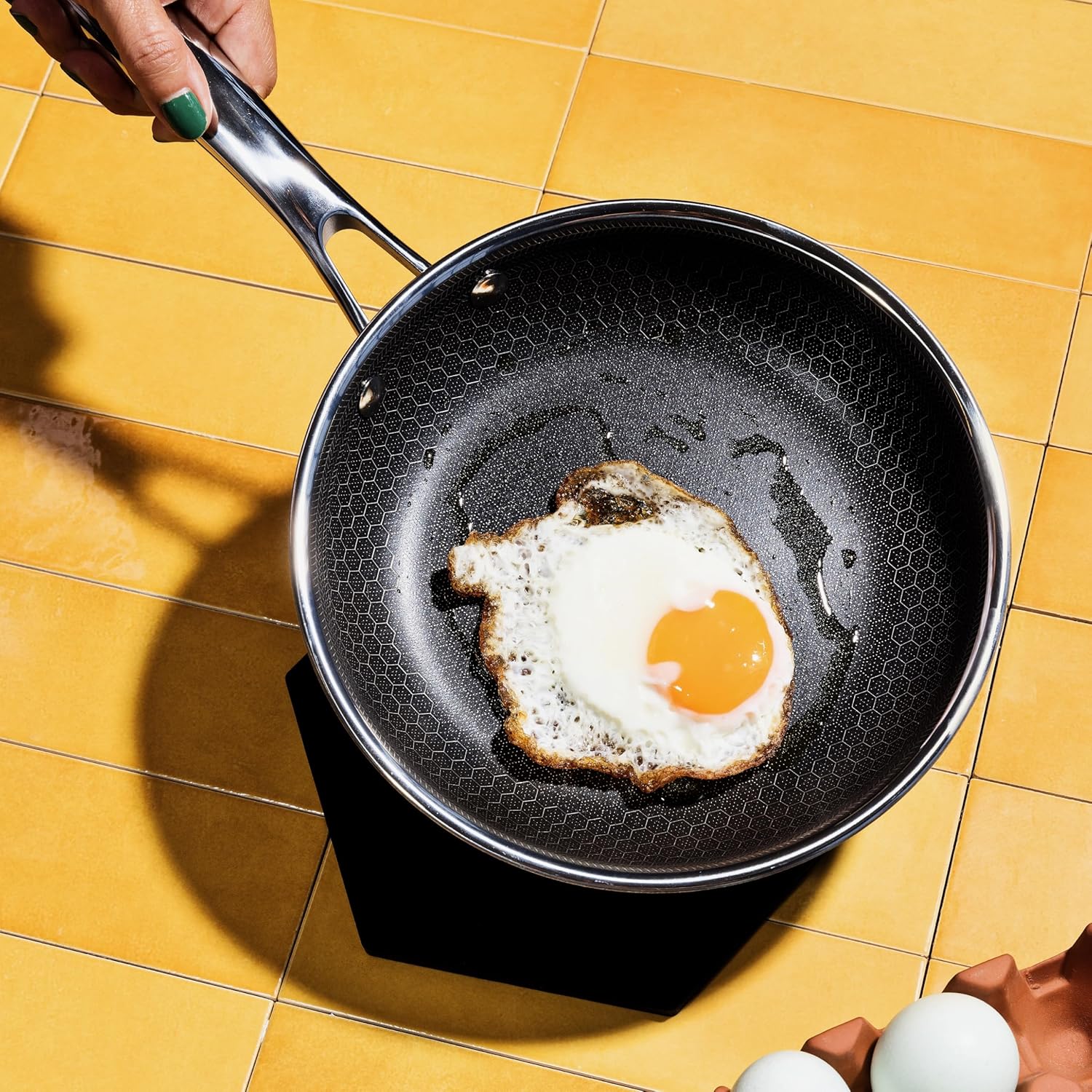 HexClad Hybrid Nonstick 25 cm Frying Pan with Tempered Glass Lid, Stay-Cool Handle, Dishwasher-Friendly, Oven-Safe Up to 480°C, Induction Ready, Compatible with All Cooktops