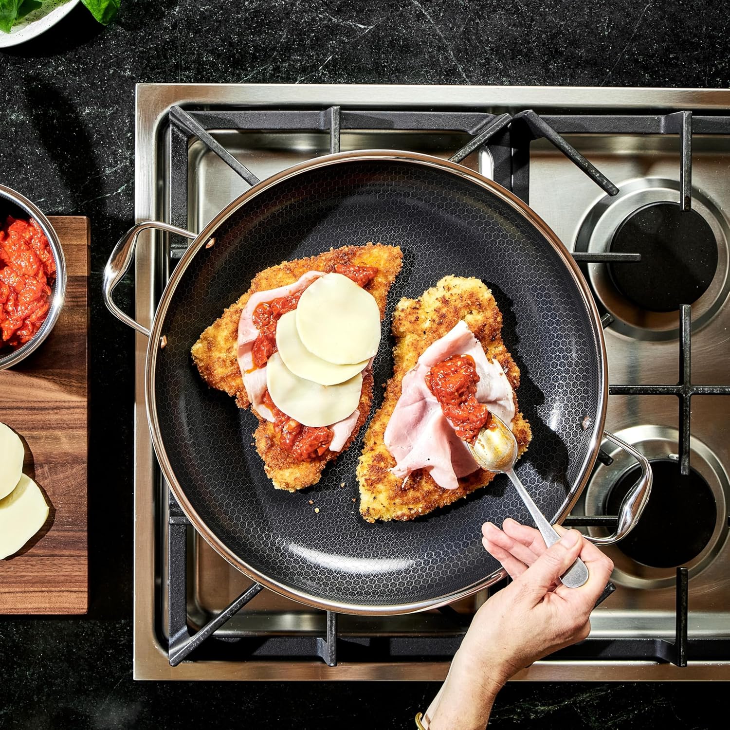 HexClad Hybrid Nonstick 25 cm Frying Pan with Tempered Glass Lid, Stay-Cool Handle, Dishwasher-Friendly, Oven-Safe Up to 480°C, Induction Ready, Compatible with All Cooktops