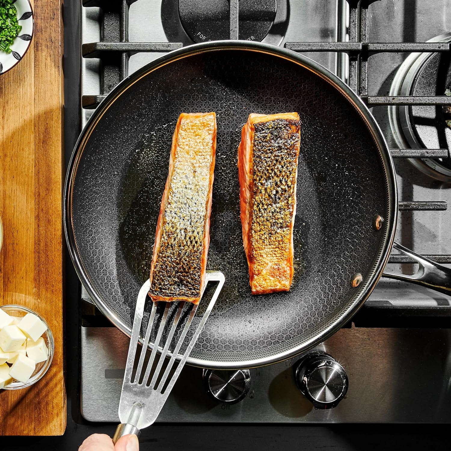 HexClad Hybrid Nonstick 25 cm Frying Pan with Tempered Glass Lid, Stay-Cool Handle, Dishwasher-Friendly, Oven-Safe Up to 480°C, Induction Ready, Compatible with All Cooktops