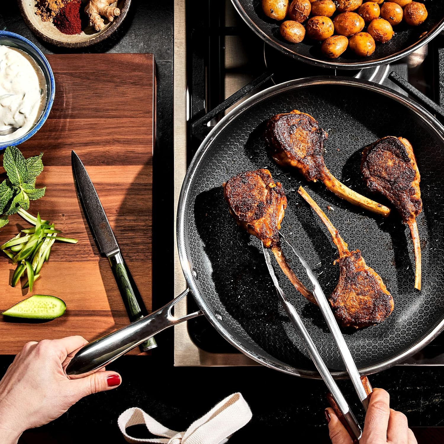 HexClad Hybrid Nonstick 25 cm Frying Pan with Tempered Glass Lid, Stay-Cool Handle, Dishwasher-Friendly, Oven-Safe Up to 480°C, Induction Ready, Compatible with All Cooktops