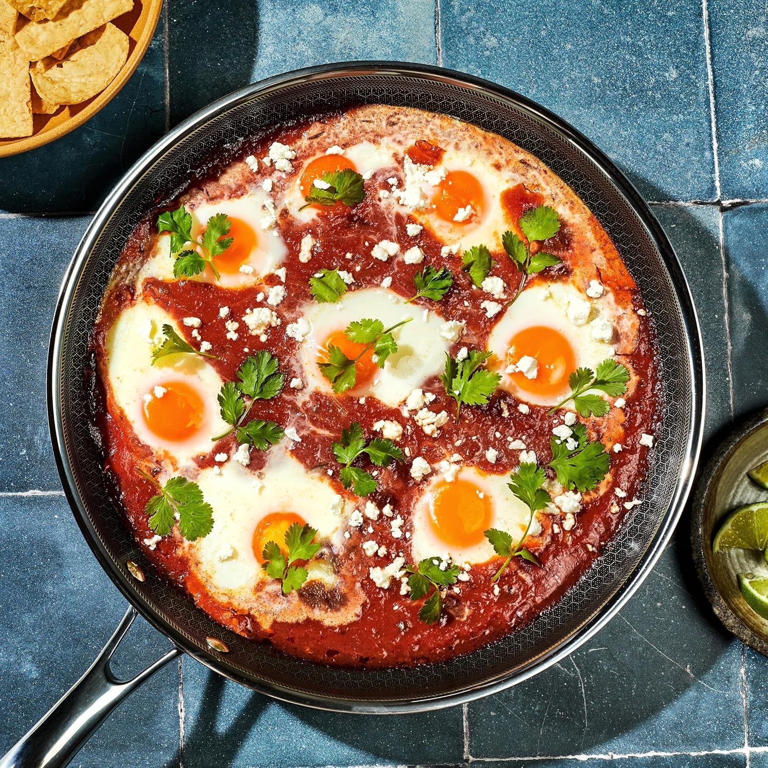 HexClad Hybrid Nonstick 25 cm Frying Pan with Tempered Glass Lid, Stay-Cool Handle, Dishwasher-Friendly, Oven-Safe Up to 480°C, Induction Ready, Compatible with All Cooktops